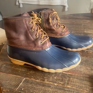 Sperry Saltwater Duck Boot Women Size 10
Navy Blue Rubber Brown Leather Zip Up